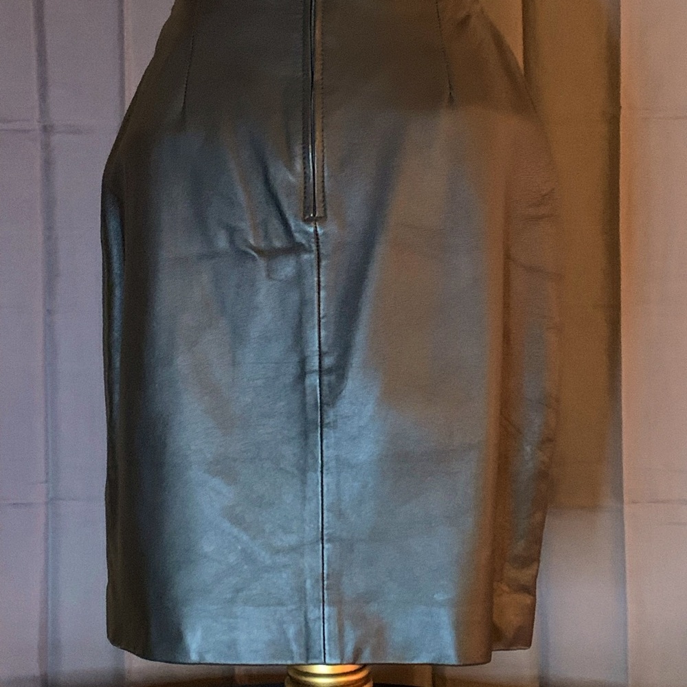 Mid skirt. 100% Polyester with silk linen. No pockets, back zipper & front split